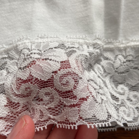 NWOT Set of two beautiful lace trim tank tops in size L - Picture 3 of 5